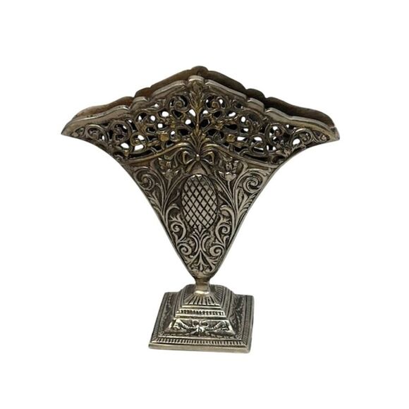 Vtg Ornate Art Nouveau Metal Fluted Flat Lattice Fan Vase w/ Pineapple - Picture 1 of 5